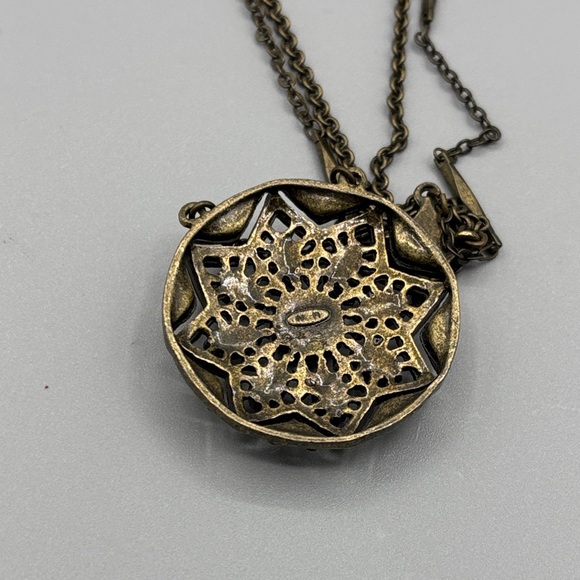 Vintage Avon Medallion Pendant Necklace JP429 - Picture 8 of 11